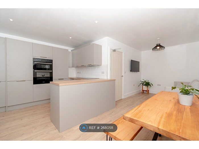 6 Bedroom Semi Detached House To Rent In Bellcote Drive, Moldgreen, Huddersfield, HD5