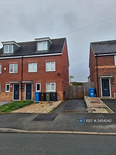 3 Bedroom Semi-Detached House To Rent In Whitebank Road, Oldham, OL8