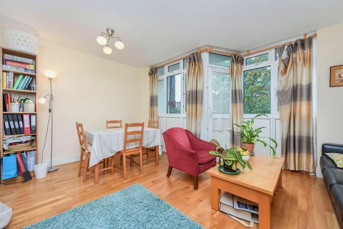 3 Bedroom Flat To Rent In Carroun Road, Oval, London, SW8