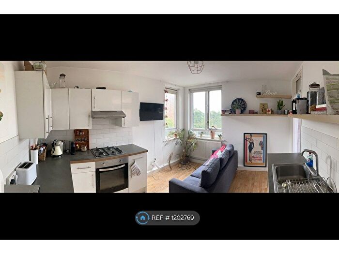 3 Bedroom Flat To Rent In Wrens Park House, London, E5