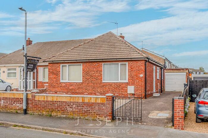 2 Bedroom Detached Bungalow For Sale In Heathercroft Road, Ipswich, IP1
