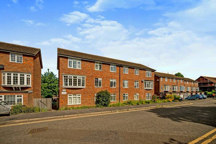 2 Bedroom Flat To Rent In Croft Road, Aylesbury, HP21