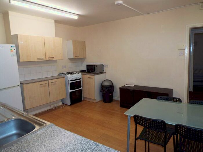 2 Bedroom Flat To Rent In Bristol Road, Selly Oak, Birmingham, B29