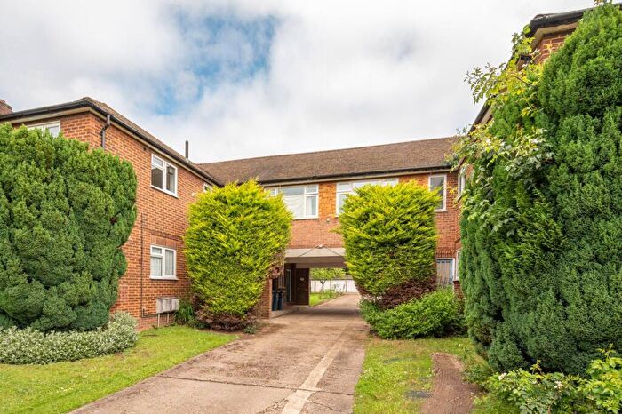 2 Bedroom Flat To Rent In Hermiston Court, Friern Park, North Finchley, London, N12