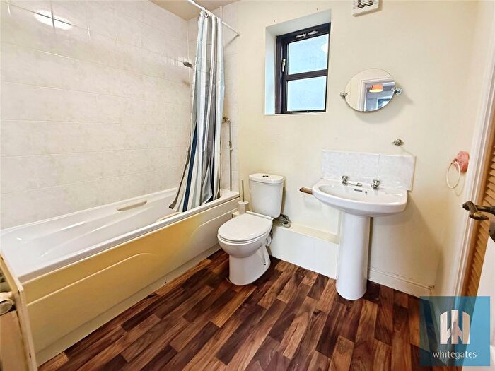 1 Bedroom Flat To Rent In Tunnel Street, Netherton, Huddersfield, West Yorkshire, HD4