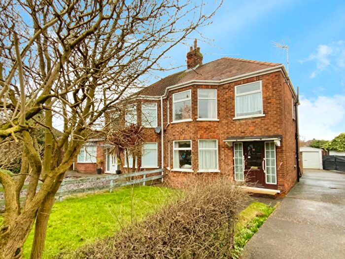 3 Bedroom Semi-Detached House For Sale In County Road North, Hull, HU5