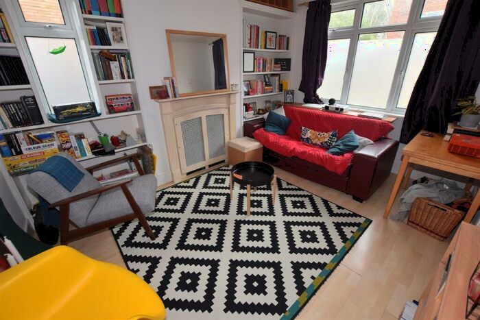 1 Bedroom Flat To Rent In Park Close, Finchley Park, London, N12