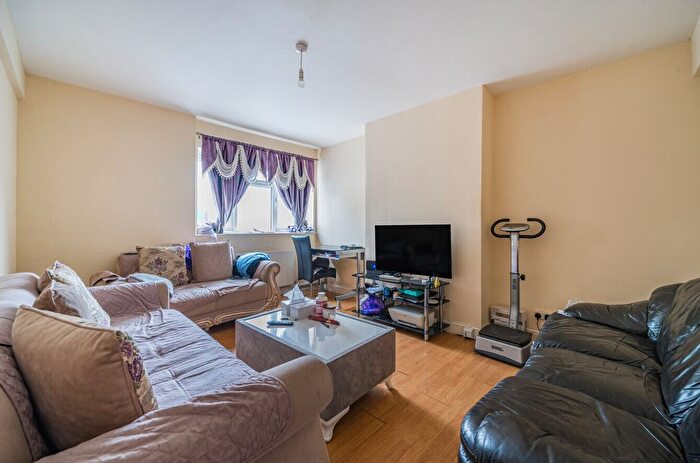 2 Bedroom Flat For Sale In Monarch Parade, London Road, Mitcham, CR4