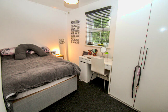 3 Bedroom Apartment To Rent In St. Michaels Crescent, LS6