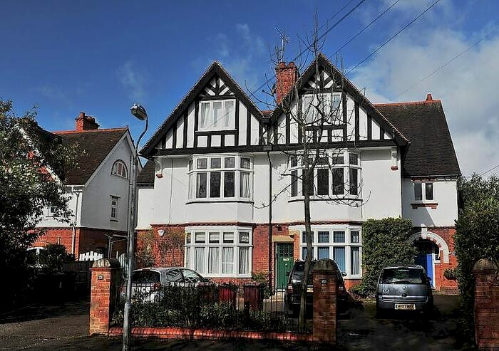 2 Bedroom Flat To Rent In Cintra Avenue, Reading, RG2