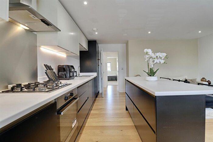 2 Bedroom Flat For Sale In Pyrford Close, Waterlooville, PO7