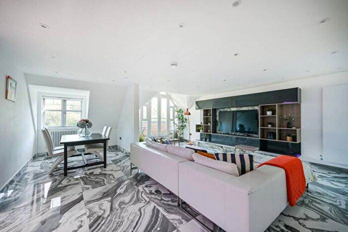 2 Bedroom Flat For Sale In Shoppenhangers Road, Maidenhead, SL6