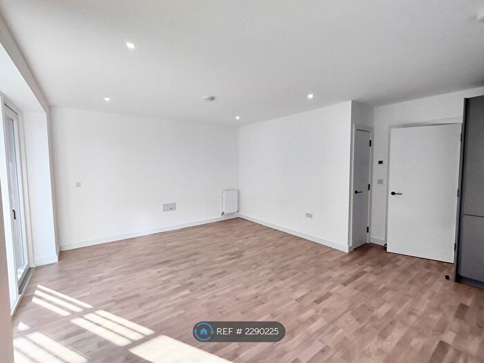 1 Bedroom Flat To Rent In Cedrus Avenue, Southall, UB1