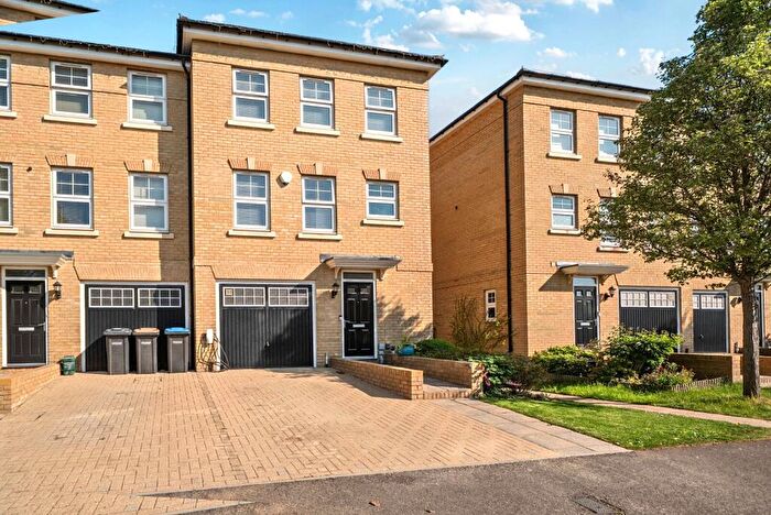 4 Bedroom End Of Terrace House To Rent In Foxglove Close, Chertsey, KT16