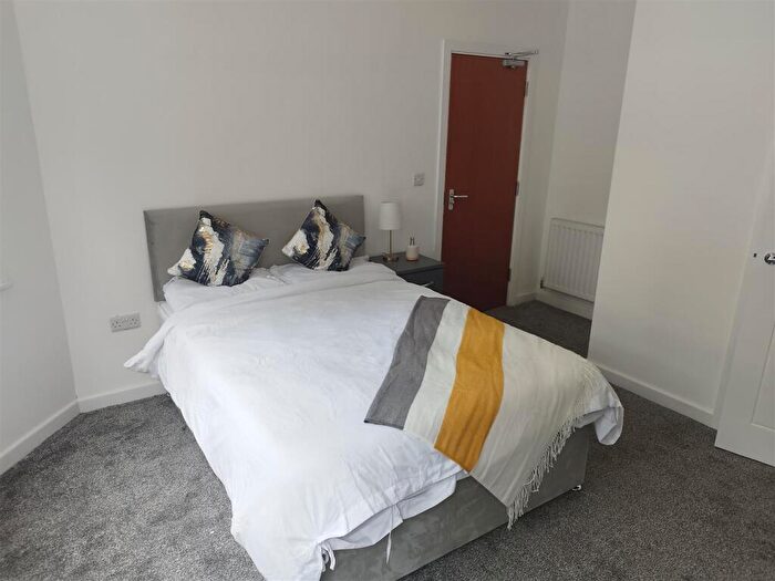 1 Bedroom Block Of Apartments To Rent In *En-Suite* Market Place, Mansfield, NG18