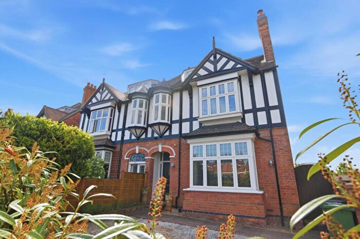6 Bedroom Semi Detached House For Sale In Emscote Road, Warwick, CV34