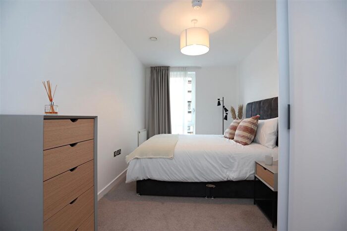 3 Bedroom Flat To Rent In Lockside Lane, Salford, M5