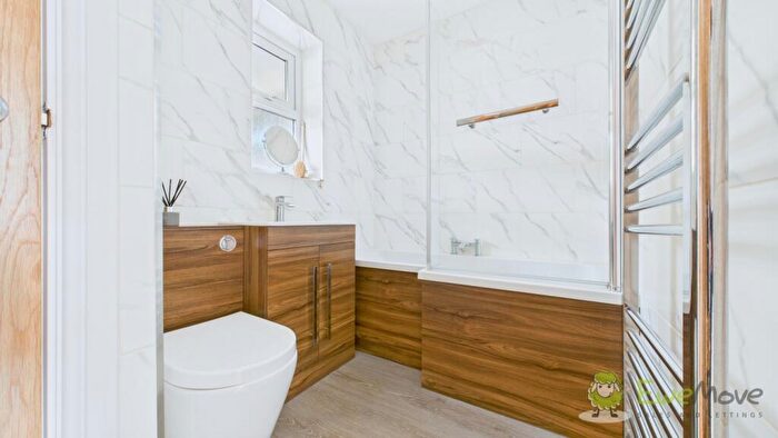 2 Bedroom Detached Bungalow For Sale In Woburn Close, Doncaster, DN4