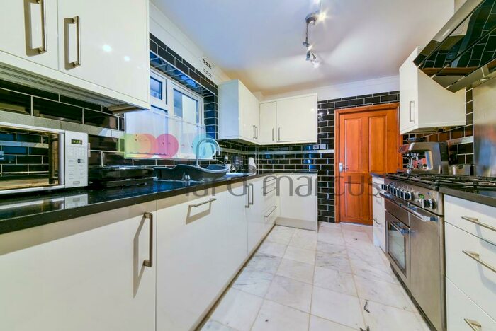 4 Bedroom Apartment To Rent In Bungalow Road, London, SE25