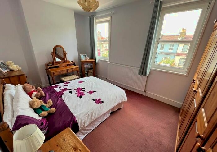 3 Bedroom Terraced House For Sale In Long Lane, Finchley, N3