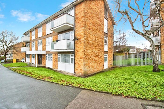 2 Bedroom Flat For Sale In Bevan Way, Hornchurch, RM12