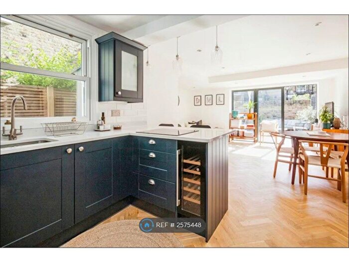 2 Bedroom Flat To Rent In Lysias Road, London, SW12