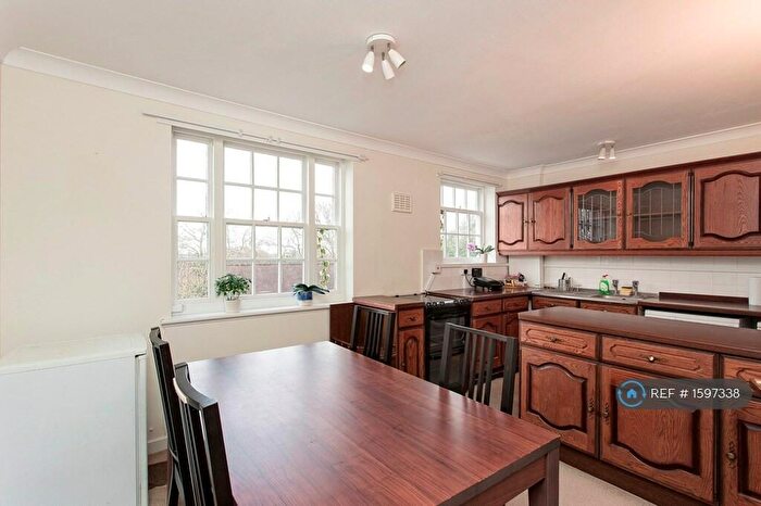 2 Bedroom Flat To Rent In Stonehills Court, London, SE21