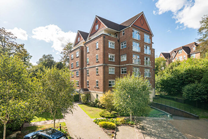 3 Bedroom Flat For Sale In Wray Common Road, Reigate, RH2