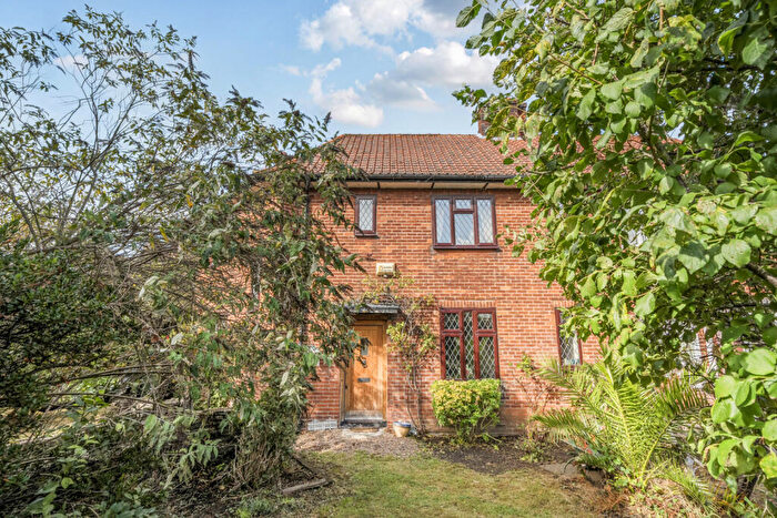 3 Bedroom Semi-Detached House For Sale In Longdown Road, London, SE6