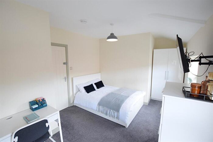 2 Bedroom Flat To Rent In Newland Street West - Student House - /, LN1