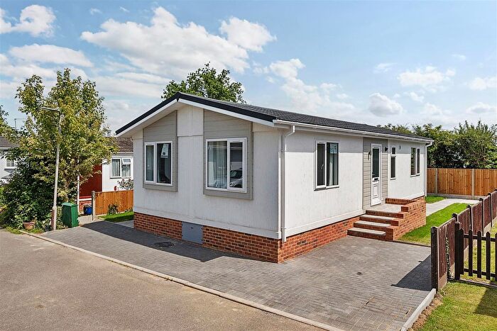 2 Bedroom Mobile/park Home For Sale In Bletchenden Road, Headcorn, Ashford, TN27