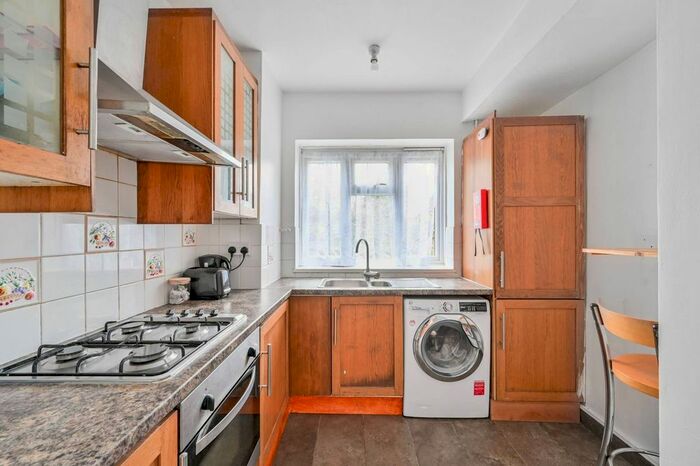 2 Bedroom Flat To Rent In Hopton Road, Streatham, London, SW16