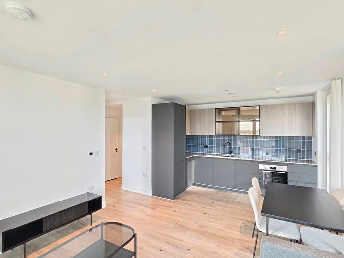 2 Bedroom Flat To Rent In Cedrus Avenue, Southall, UB1