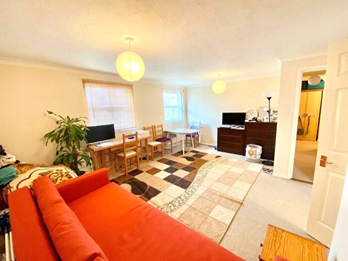 1 Bedroom Apartment To Rent In Vanbrugh Court, London Road, Reading, Berkshire, RG1