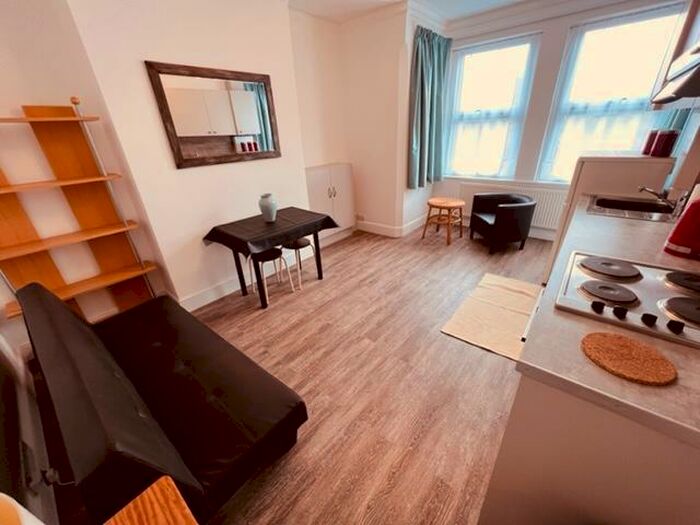 2 Bedroom Flat To Rent In Warwick Road, London, N11