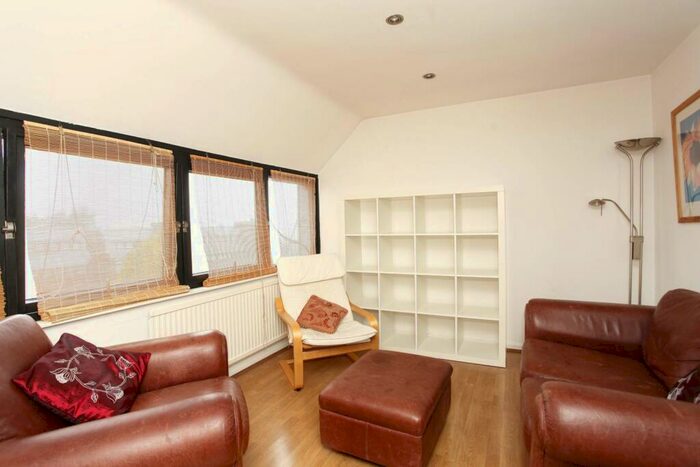 2 Bedroom Flat To Rent In Britten Close, Golders Green, London, NW11