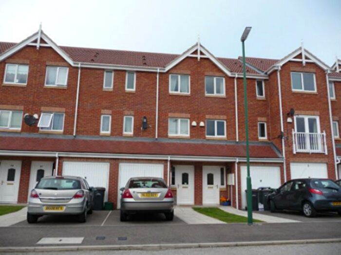 3 Bedroom Town House To Rent In The Chequers, Consett, DH8