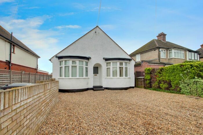 2 Bedroom Detached Bungalow To Rent In Swallow Street, Iver, SL0