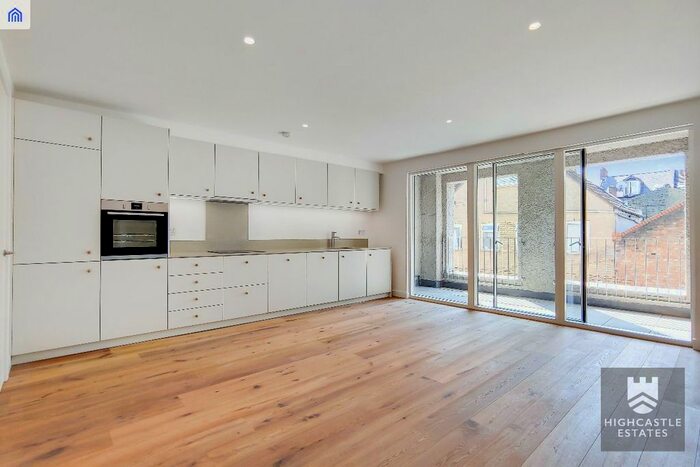 4 Bedroom Semi-Detached House To Rent In Sprowston Mews, London, E7