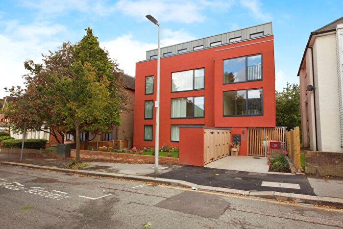 2 Bedroom Apartment To Rent In Torfell, Grove Hill, South Woodford, E18