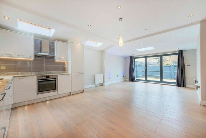 2 Bedroom Flat To Rent In Clovelly Road, Chiswick, London, W4