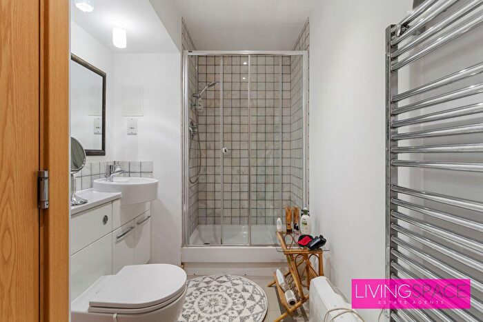 1 Bedroom Flat For Sale In Drayton Park, London, N5