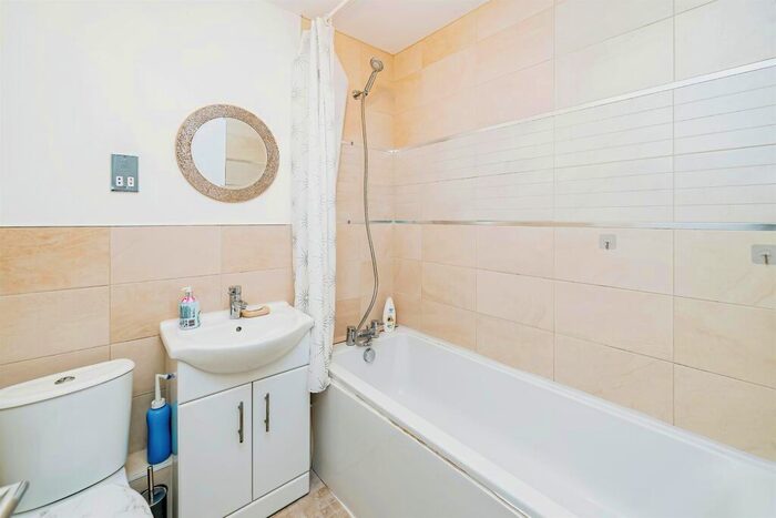 3 Bedroom Town House For Sale In Copse Close, Slough, SL1