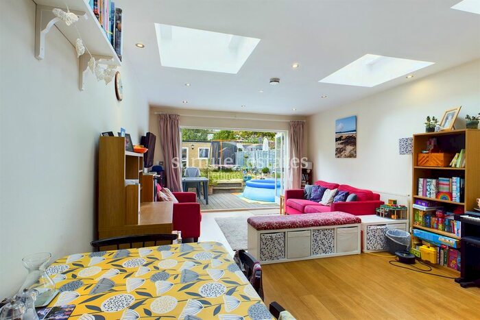 2 Bedroom Flat To Rent In Mitcham Lane, Streatham, SW16