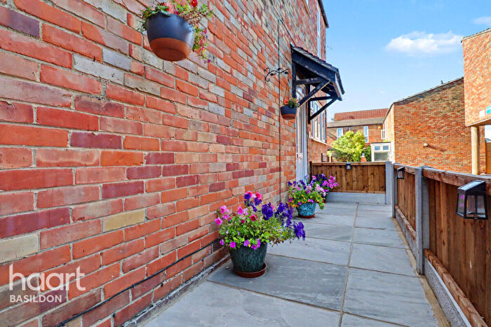 3 Bedroom End Of Terrace House For Sale In Gardenia Court, Basildon, SS15