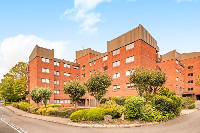 2 Bedroom Flat For Sale In Spencer Close, London, N3