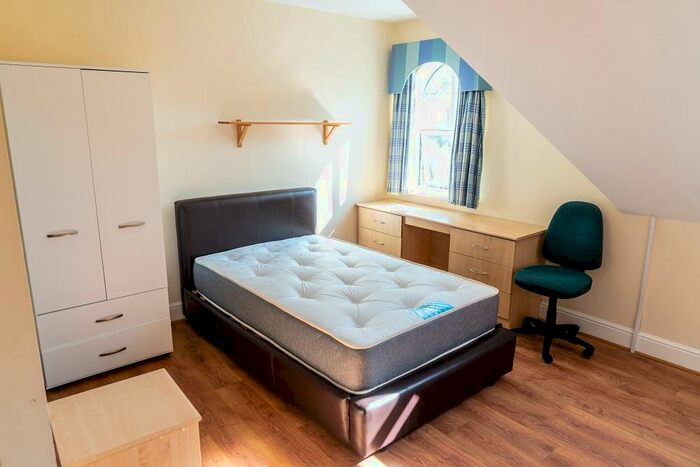 7 Bedroom Town House To Rent In Schuster Road, Manchester, M14