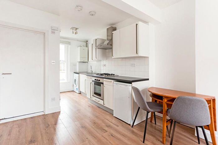 Apartment To Rent In Temple Dwellings, Bethnal Green London, E2