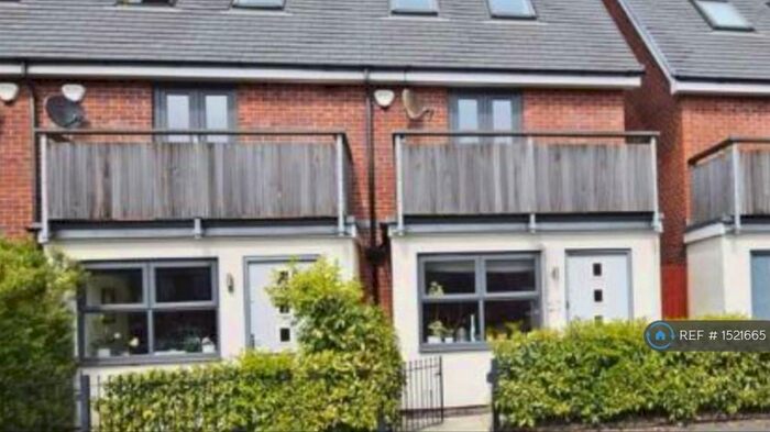 3 Bedroom Semi-Detached House To Rent In Highmarsh Cresent, West Didsbury, M20