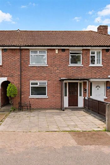 Studio To Rent In Bishops Grove, Hampton, TW12